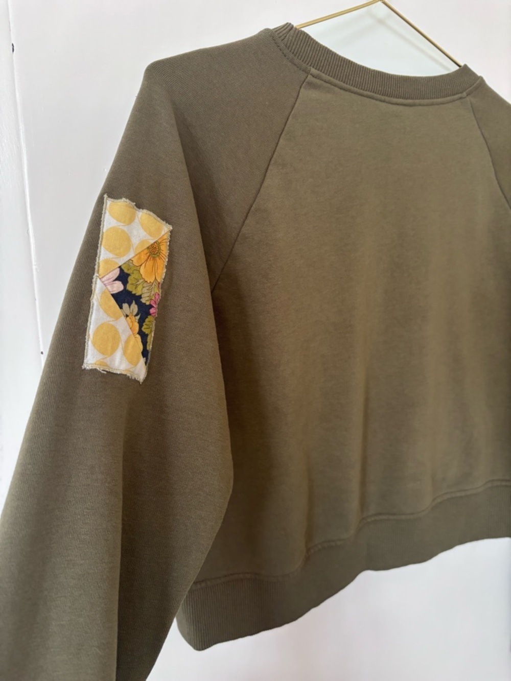 H&M| ‘Quilt Math’ Olive Green Comfy Cropped Sweatshirt w/Quilted Patches Sz S - Picture 3 of 4